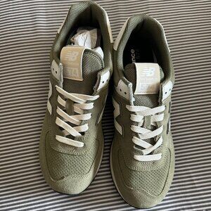 New Balance 574, Unisex 8 (Women's 9.5 US) - Olive Green/White - NEW IN BOX